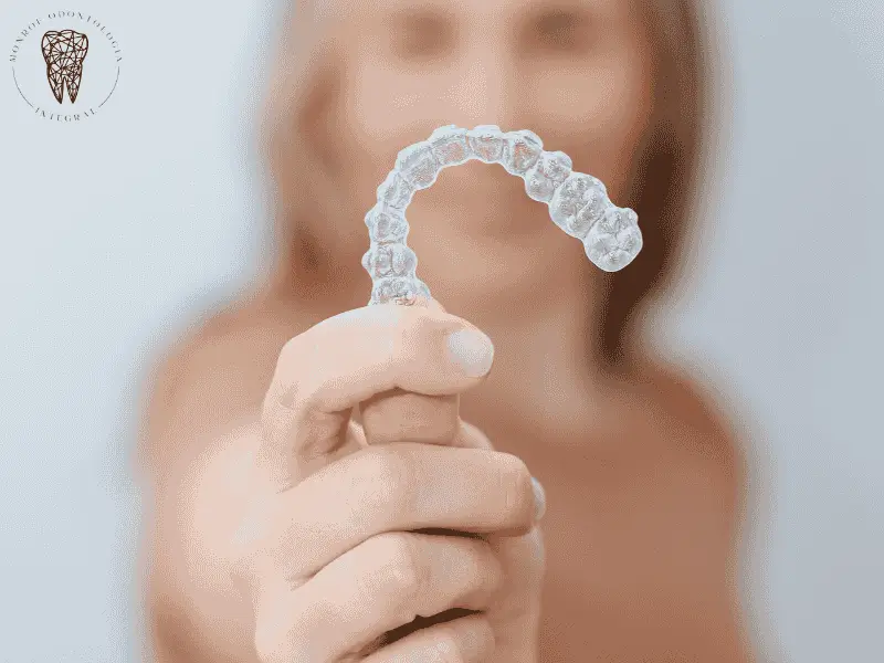 Los alineadores dentales han revolucionado la ortodoncia moderna al ofrecer una solución estética y cómoda para quienes desean mejorar su sonrisa sin recurrir a los tradicionales brackets. Este tratamiento, ideal para adultos, permite alinear dientes de manera casi invisible, aportando beneficios significativos en comparación con opciones más visibles. Si buscas alinear tus dientes sin dolor y con total discreción, los alineadores dentales podrían ser la respuesta. Descubre cómo esta innovadora alternativa puede transformar tu sonrisa