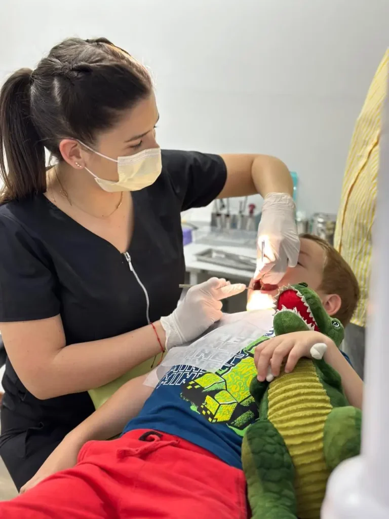 Odontología infantil pensada para chicos: odontopediatra matriculada, una primera visita amigable y prevención desde temprana edad. Cuidamos su sonrisa para que crezca sana y sin miedo al dentista.